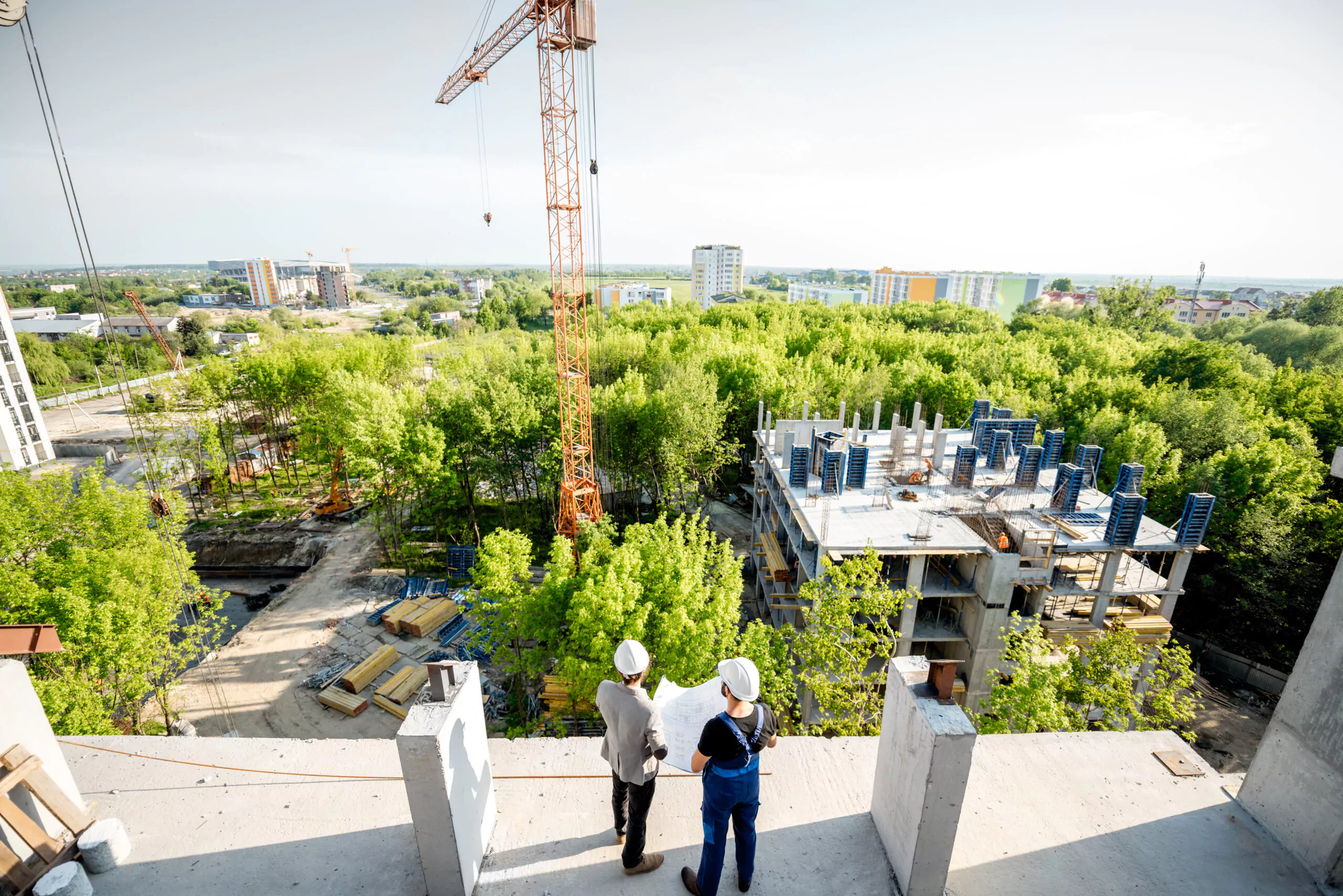 Ingenieur inspiziert Gebäude